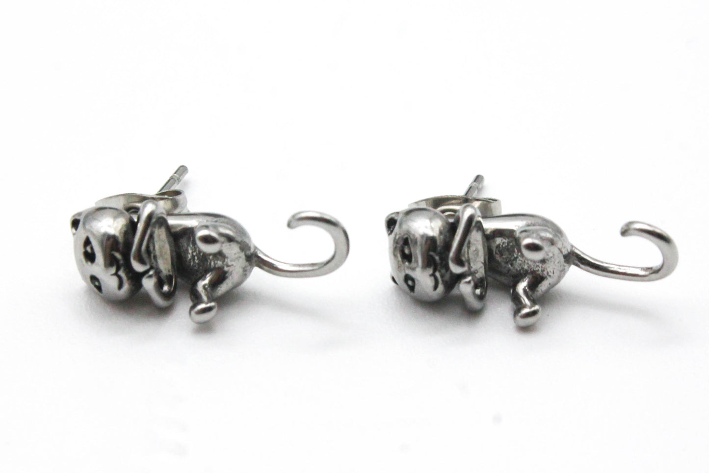 ARETES GATO ASOMA COLITA; TONO DORADO