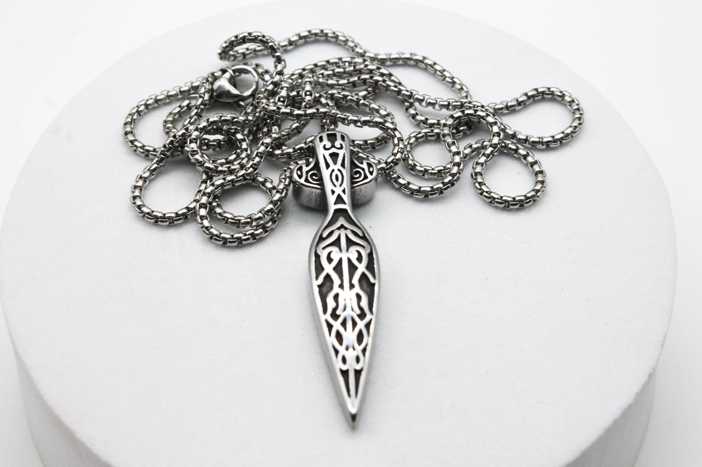 COLLAR DIJE ESPADA 48MM CADENA REDONDA 60CMS; TONO PLATEADO