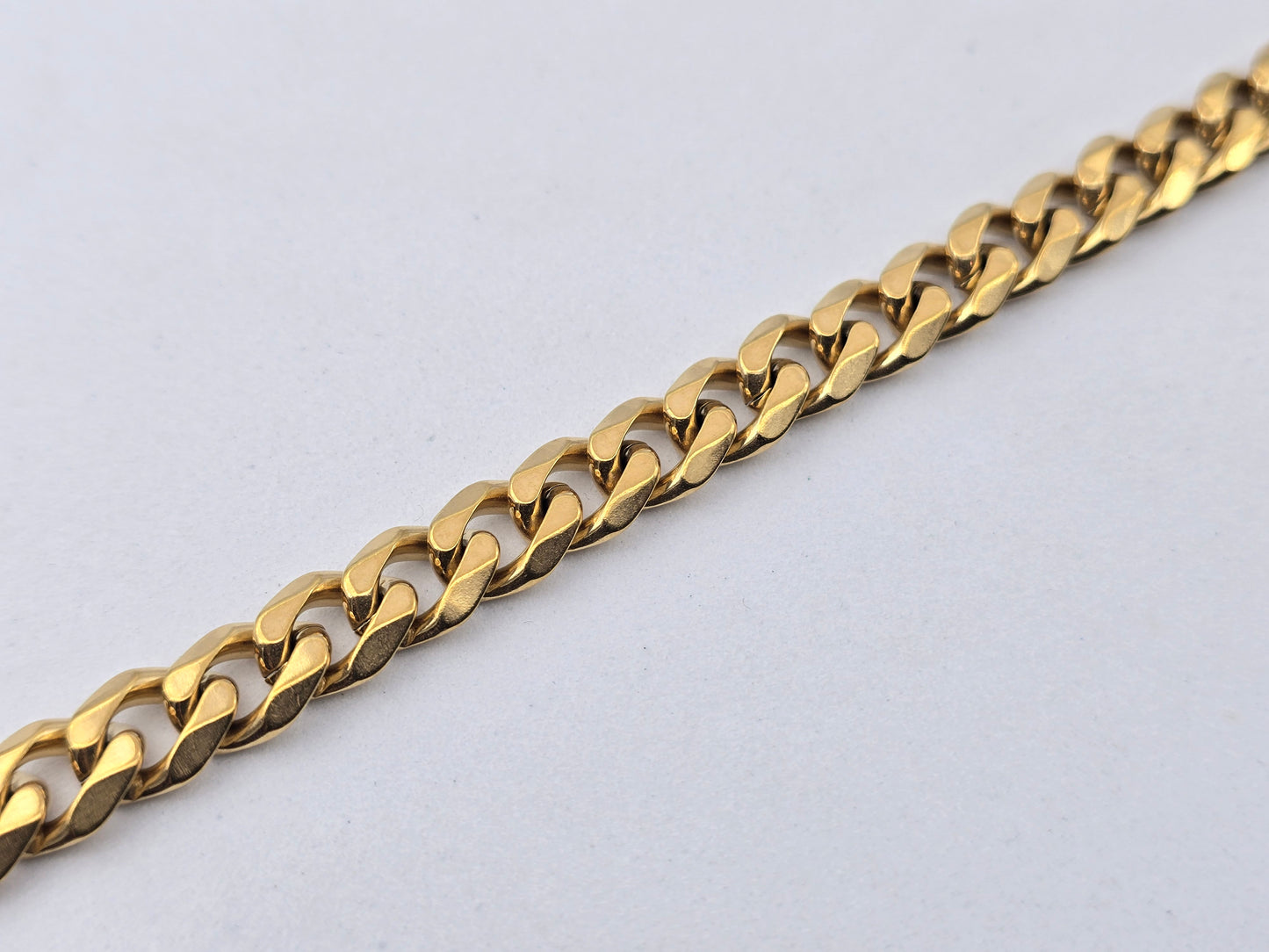 PULSERA CABALLERO BARBADA 9X3MM ANCHO; 21CMS LARGO TONO DORADO