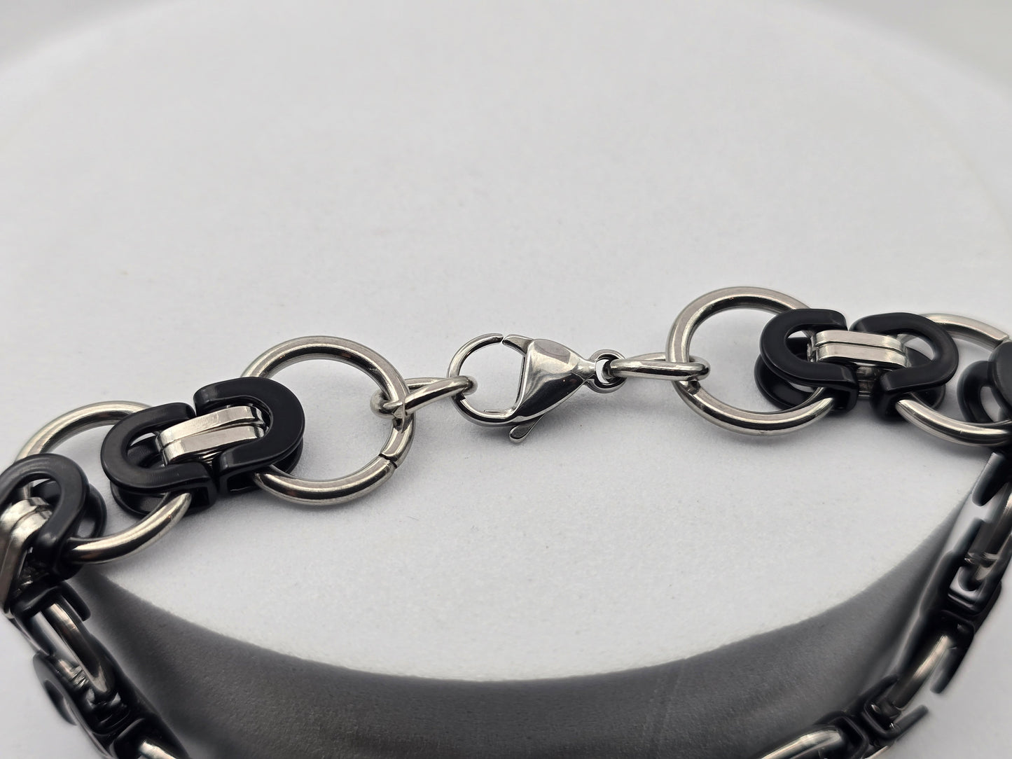 PULSERA CABALLERO ESTILO BIZANTINO AROS 15MM; 21CMS LARGO; TONOS PLATEADO Y NEGRO