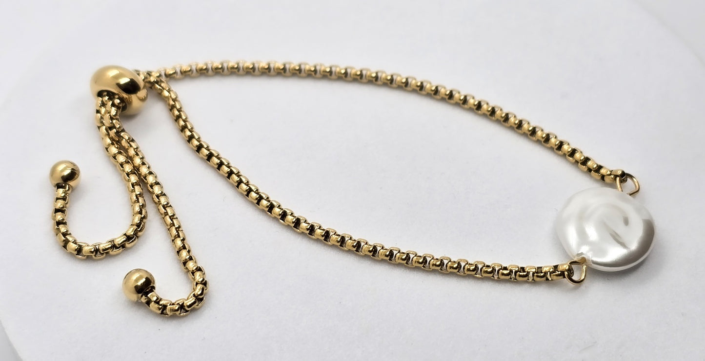 PULSERA AJUSTABLE PERLA DE RIO PLANA; TONO DORADO