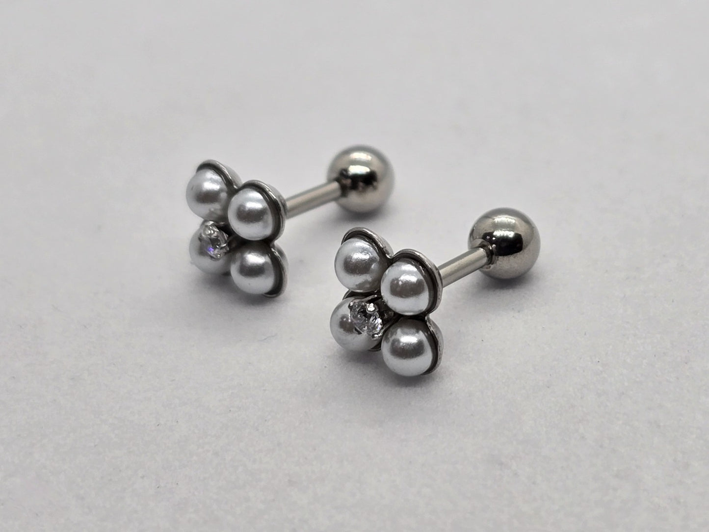 BROQUELES CUATRO PERLAS CIRCONIA AL CENTRO 5X5MM CON TOPE DE ROSCA; TONO PLATEADO