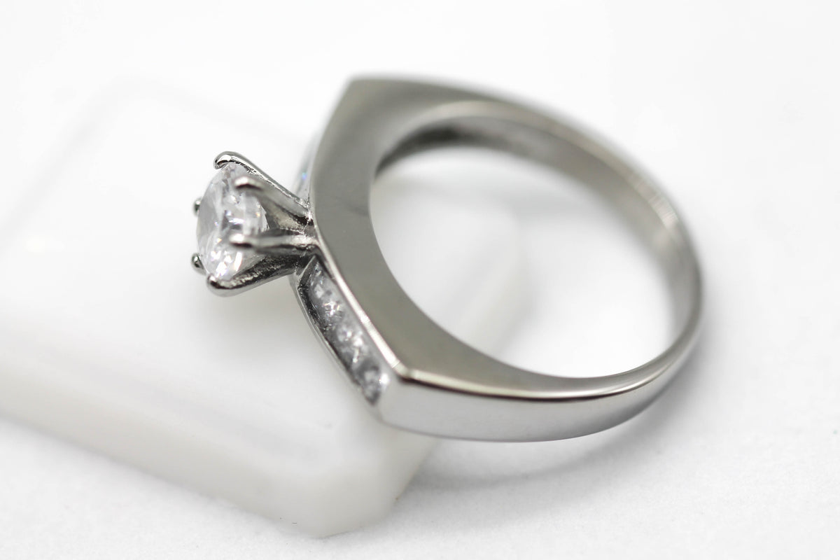 ANILLO SOLITARIO ALTO CIRCONIA 6MM; TONO PLATEADO