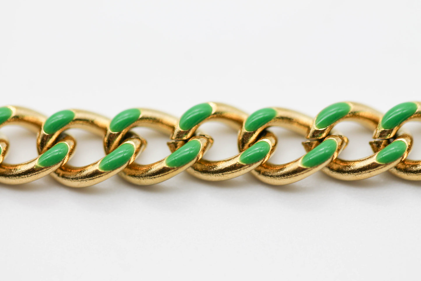 PULSERA BARBADA GRUESA 6MM, DESTELLOS ESMALTE VERDE 17.5CM + EXTENSION 2CM, TONO DORADO