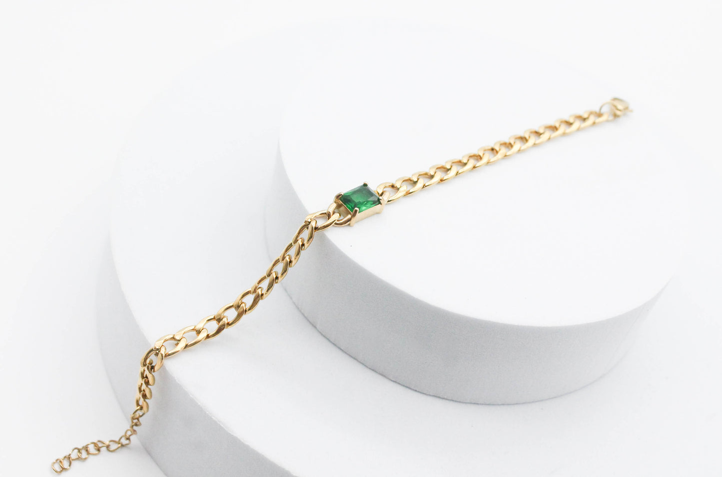 PULSERA BARBADA GRUESA 5MM, CIRCONIA RECTANGULAR VERDE ESMERALDA 7MM - 17CM DE LARGO + EXTENSION 3CM, TONO DORADO