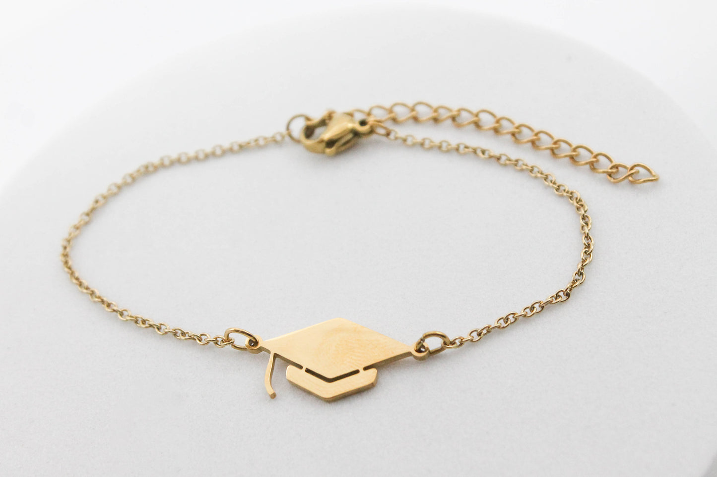 PULSERA BIRRETE GRADUACION 22MM ANCHO 10MM DE ALTO, CADENA 16CM + EXTENSION DE 5CM; TONO DORADO