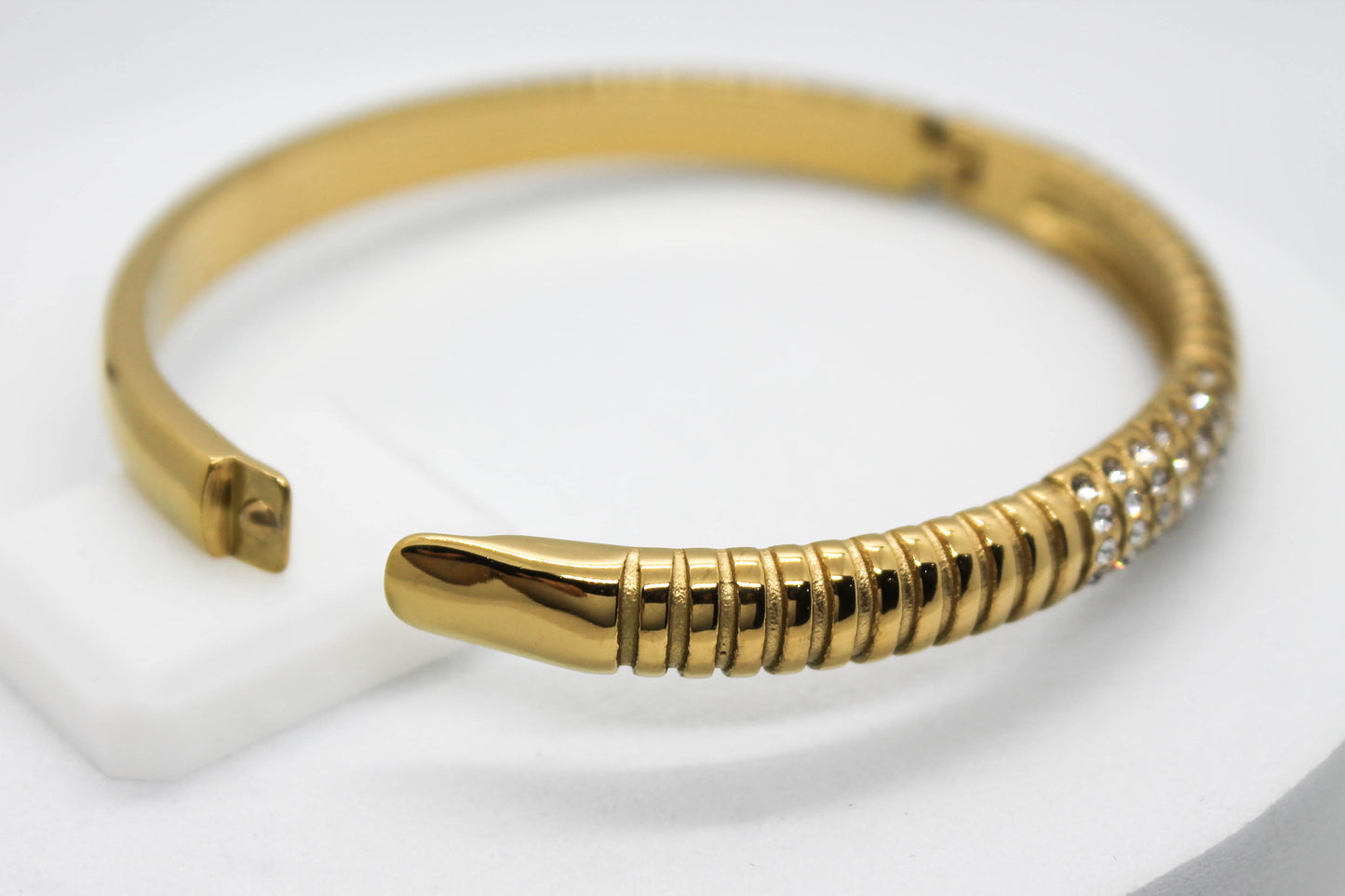 BRAZALETE ZURCOS Y CIRCONIAS AL CENTRO; TONO DORADO