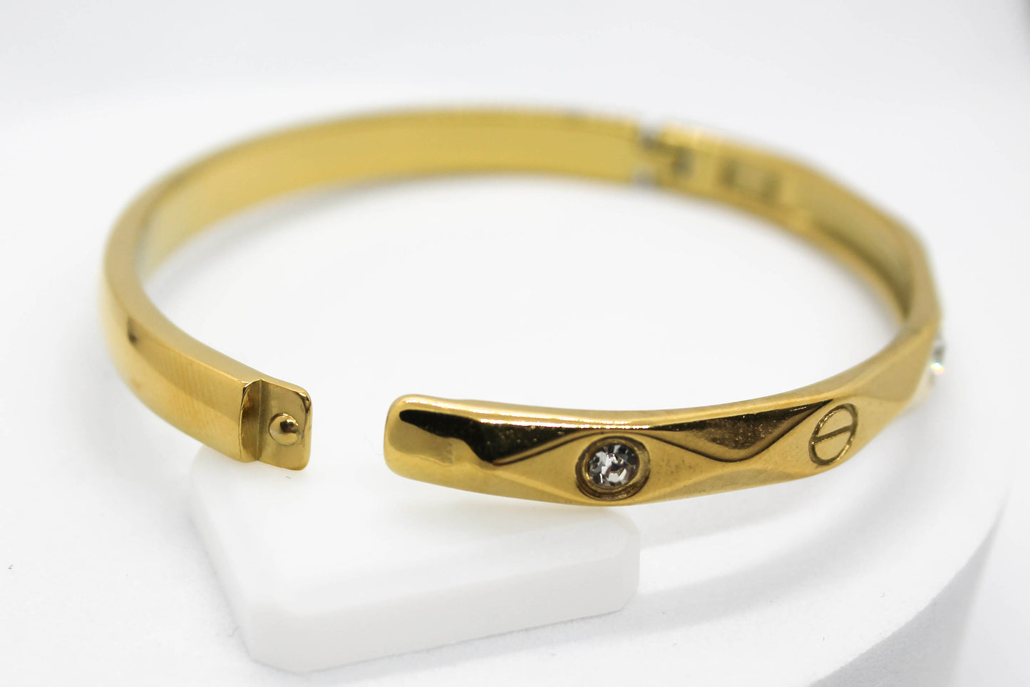 BRAZALETE LOGO CARTIER CIRCONIAS EN ROMBOS; TONO DORADO