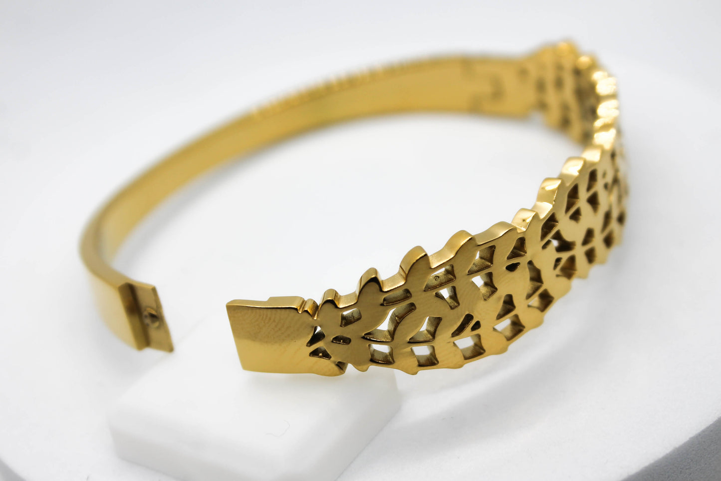 BRAZALETE RIGIDO ENRAMADO; TONO DORADO