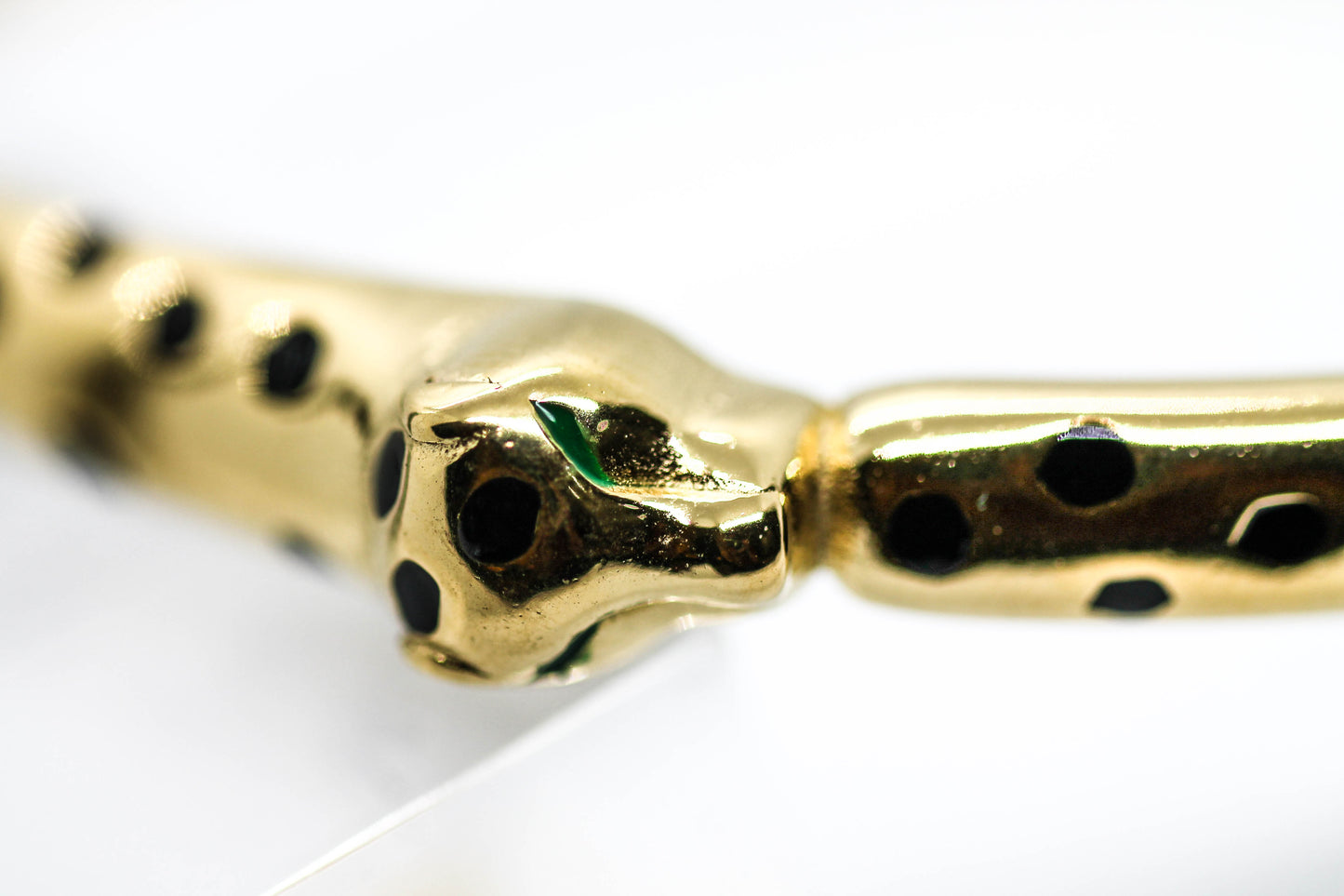 BRAZALETE RIGIDO JAGUAR; TONO DORADO