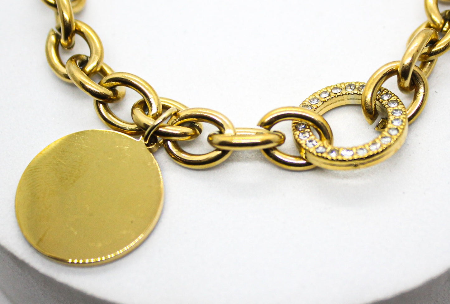 PULSERA ESLABONES GRUESOS, DONA CIRCONIAS, PLACA CIRCULAR; TONO DORADO