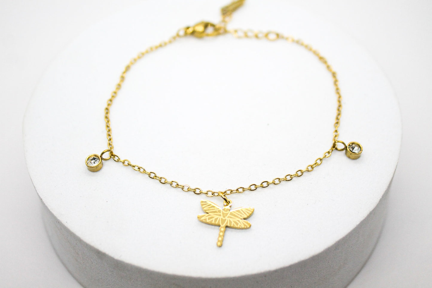 PULSERA LIBELULA Y CIRCONIAS COLGANTES; TONO DORADO