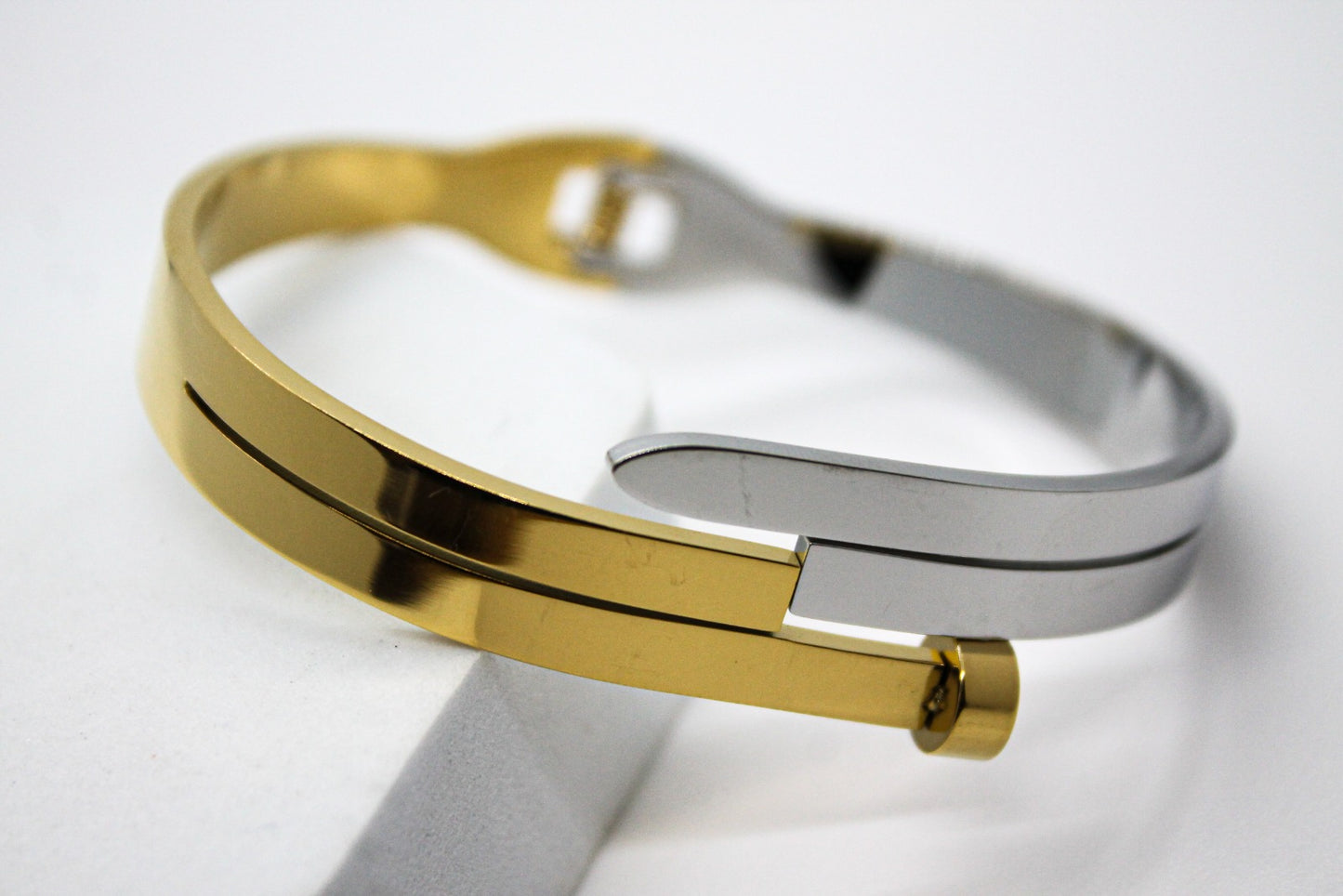 BRAZALETE CLAVO TRES LINEAS; TONOS PLATEADO Y DORADO