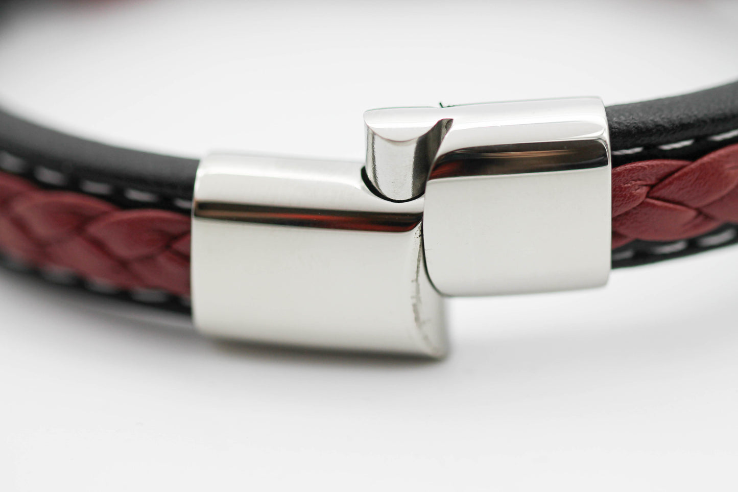 PULSERA CABALLERO PIEL NEGRA PLACAS PLATEADAS HILO Y TRENZA ROJA; BROCHE PLATEADO