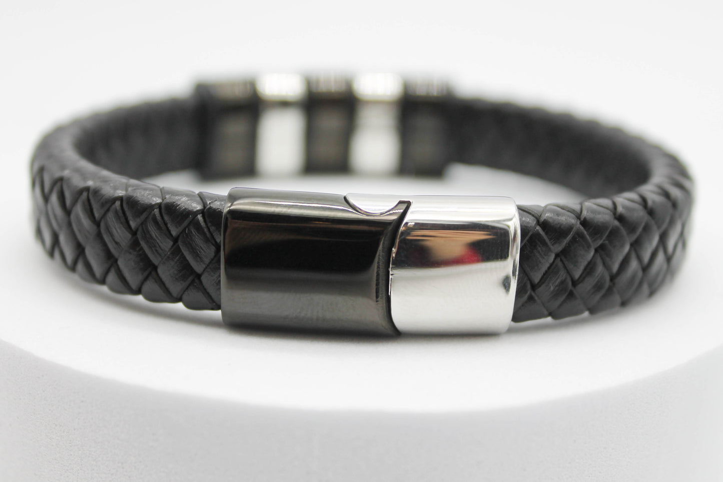 PULSERA CABALLERO PIEL TRENZA 12MM GROSOR 3 PLACAS NG/2 PLAT; BROCHE PLATEADO/ NEGRO