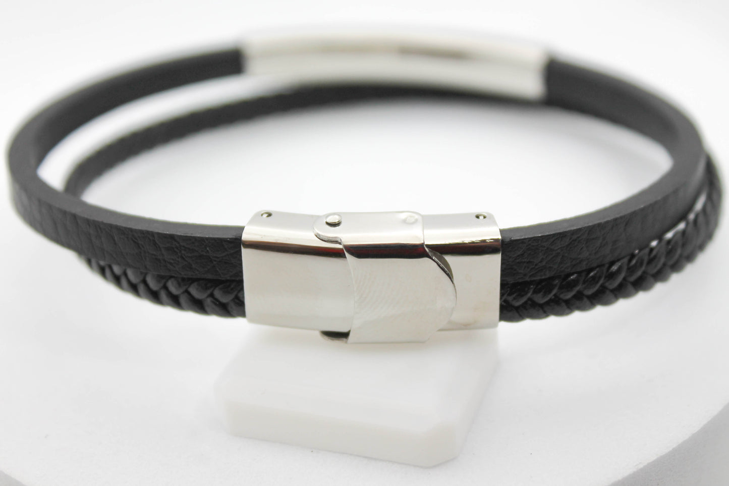 PULSERA CABALLERO PIEL NEGRA DOBLE PLANA Y TRENZADA PLACA ACERO; TONO PLATEADO