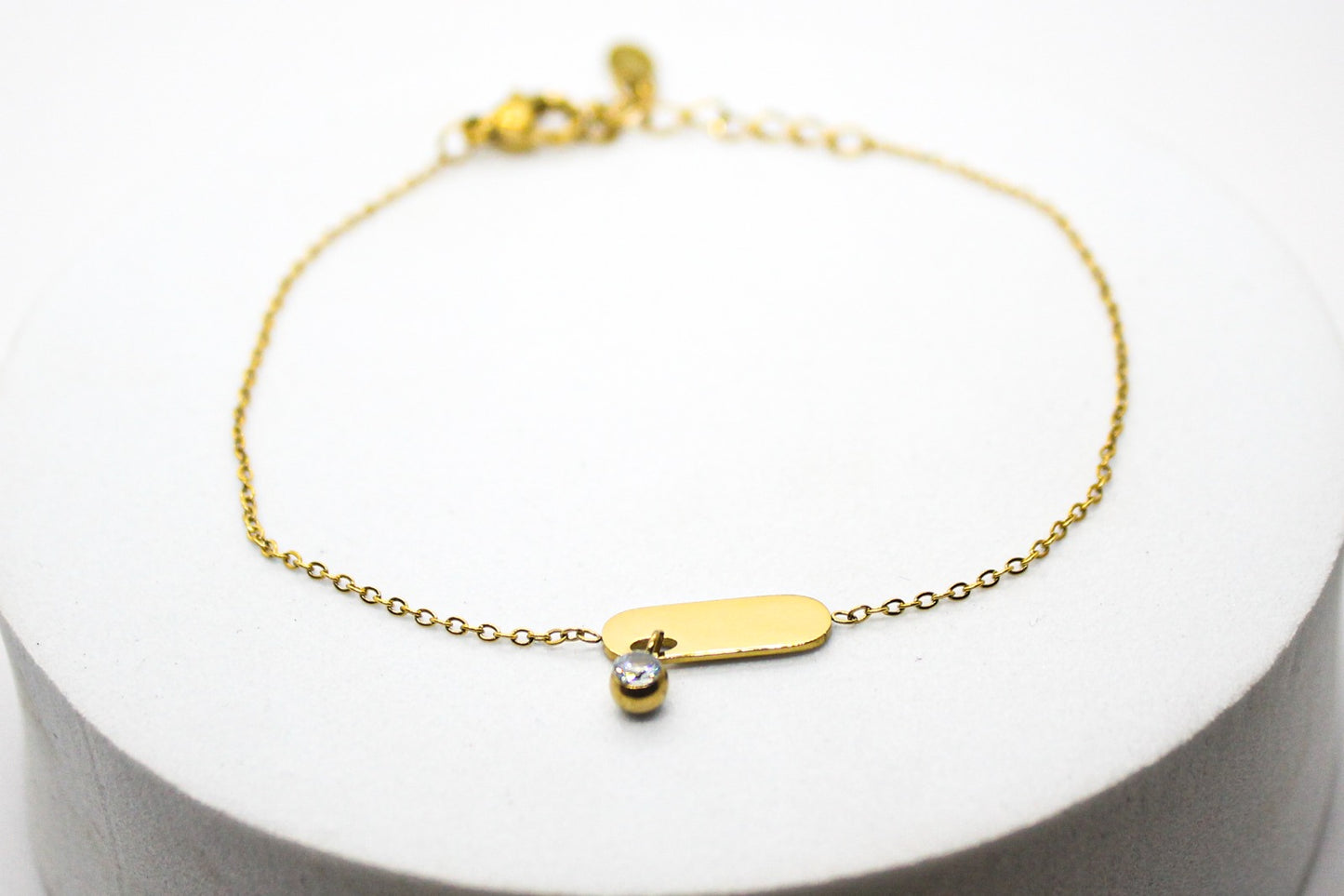 PULSERA CON MINI PLACA PARA GRABADO Y CIRCONIA; TONO DORADO