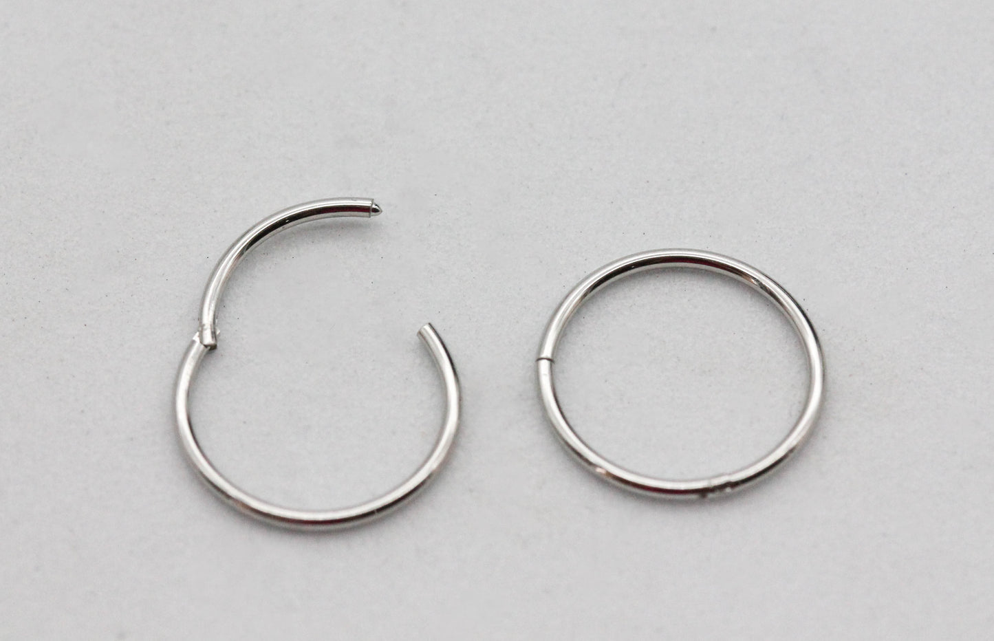 ARRACADA DELGADA TIPO PIERCING 1X15MM, TONO PLATEADO