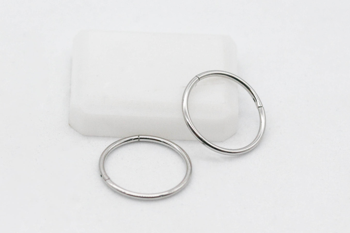 ARRACADA DELGADA TIPO PIERCING 1X15MM, TONO PLATEADO