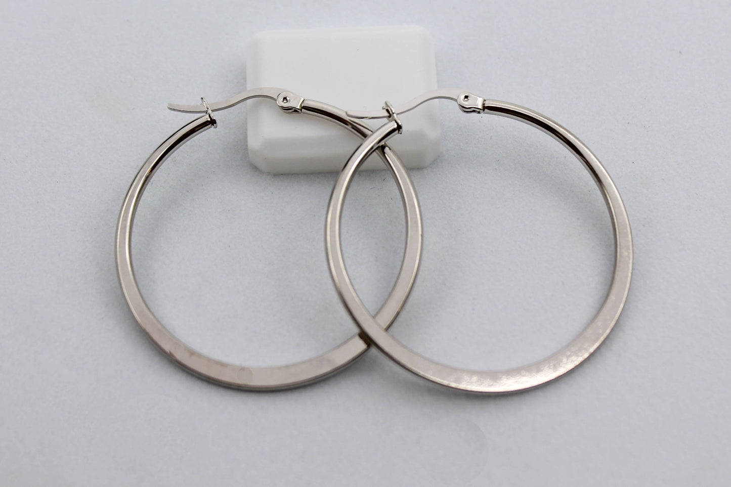 ARRACADA BASICA PLANA 40MM; TONO PLATEADO