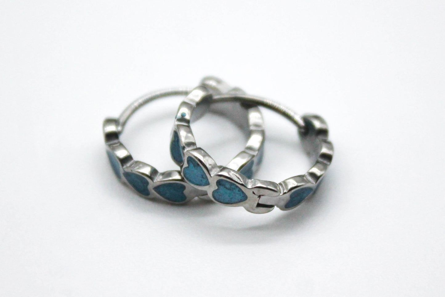 HUGGIES CORAZONES ESMALTE AZUL 16MM; TONO PLATEADO