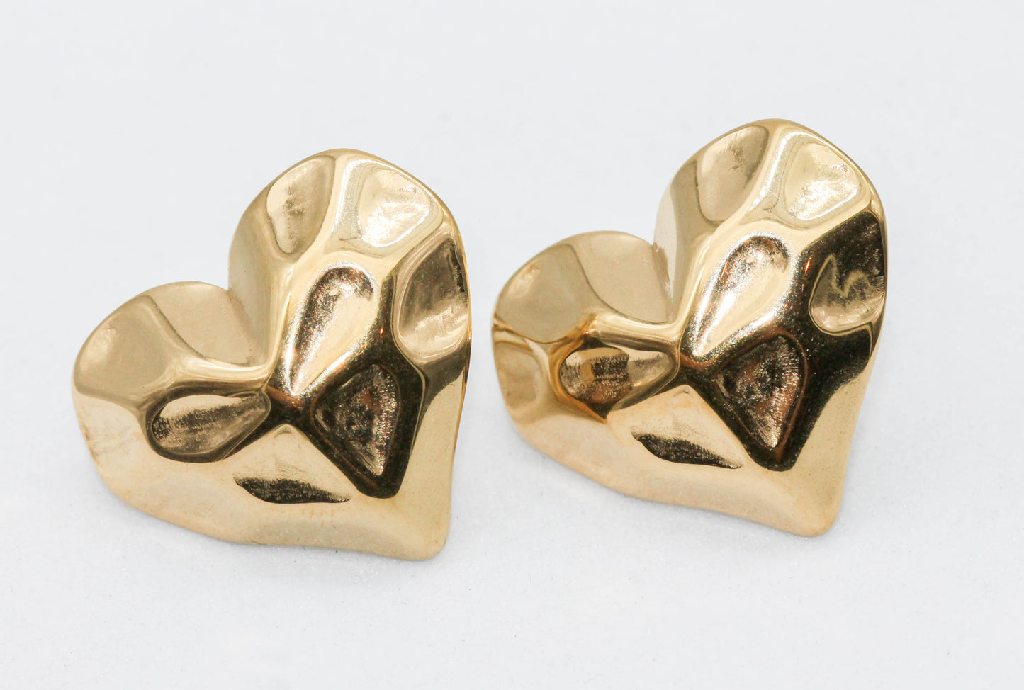 ARETES CORAZON CORRUGADO HUECOS 20MM; TONO DORADO