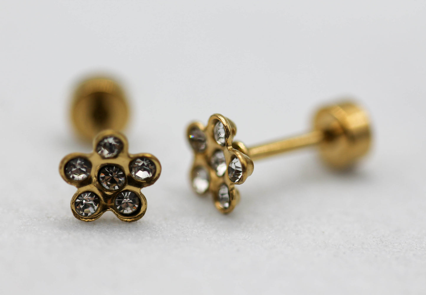 BROQUELES FLOR CON 6 CIRCONIAS 6MM TOPE DE ROSCA; TONO DORADO