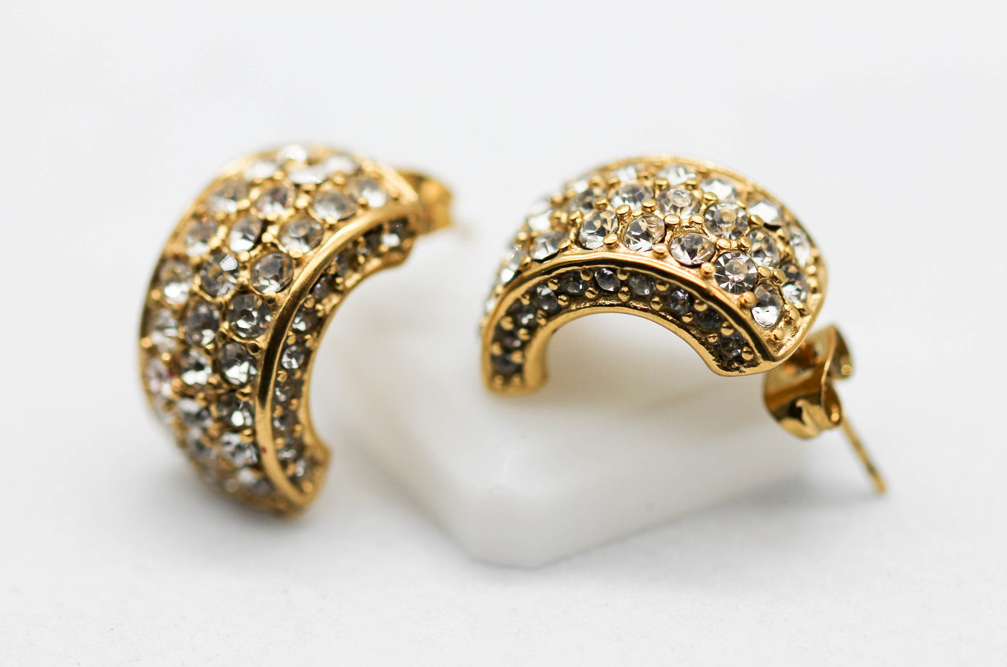 *ARETES ARCO CIRCONIAS; TONO DORADO*