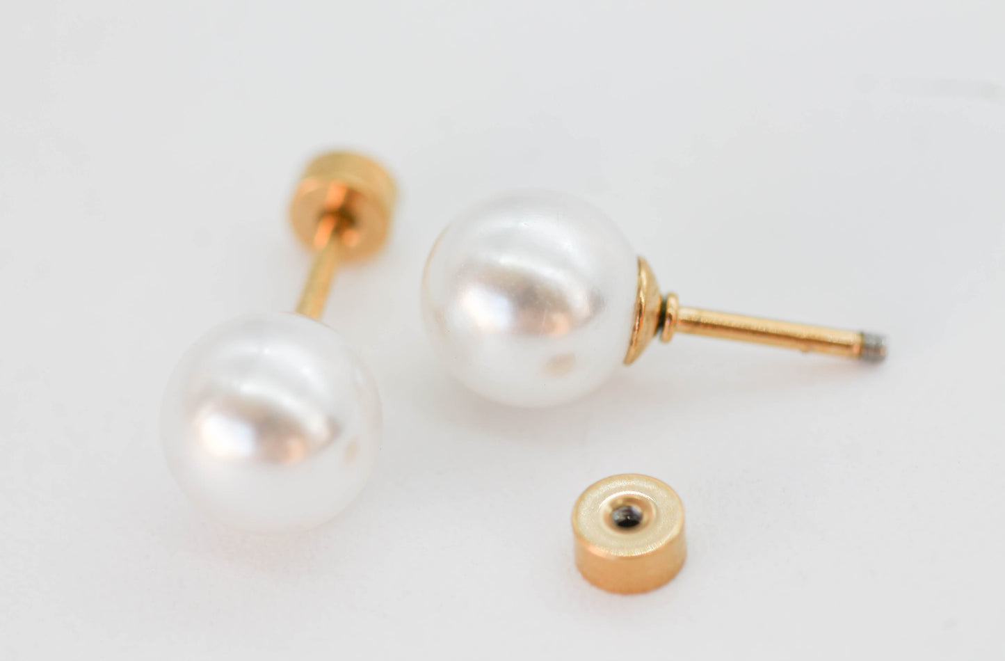 BROQUEL PERLA SINTETICA DE 6MM CON TOPE DE ROSCA, TONO DORADO