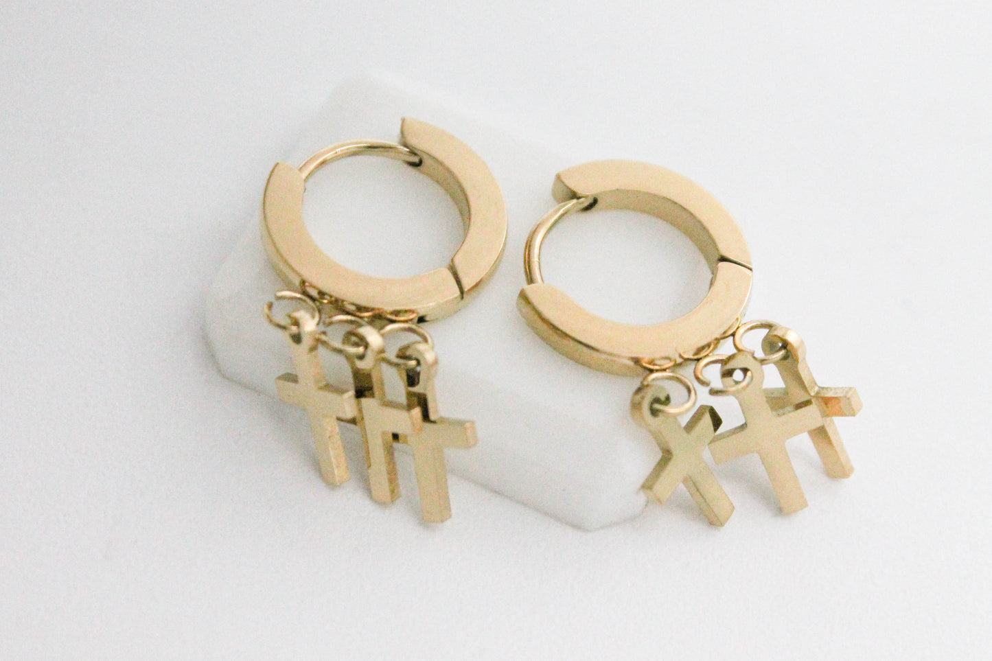 HUGGIES 3 CRUCES COLGANDO 13X10MM, TONO DORADO