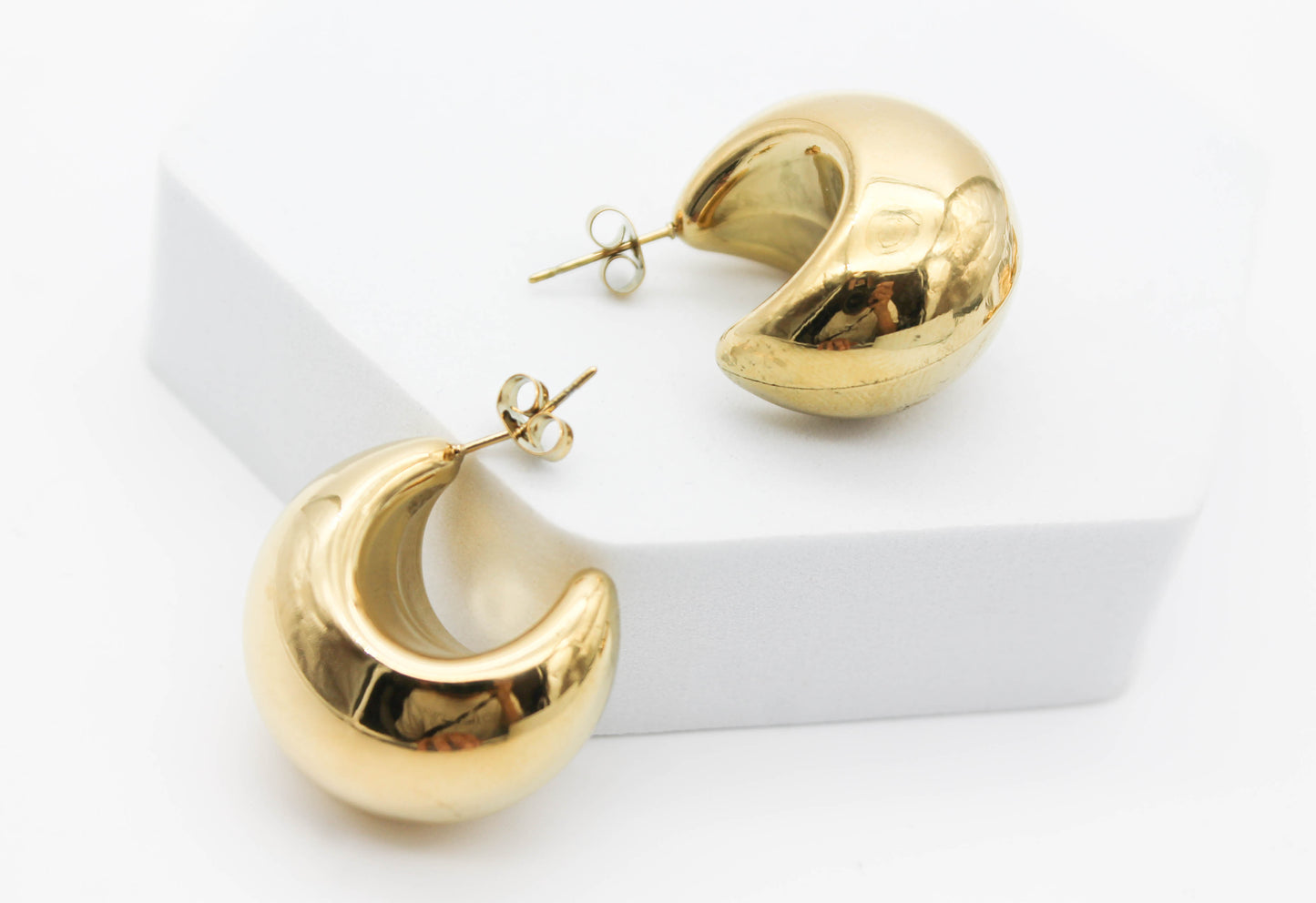 ARETES MEDIA LUNA CHUNKY 25MM HUECA, TONO DORADO