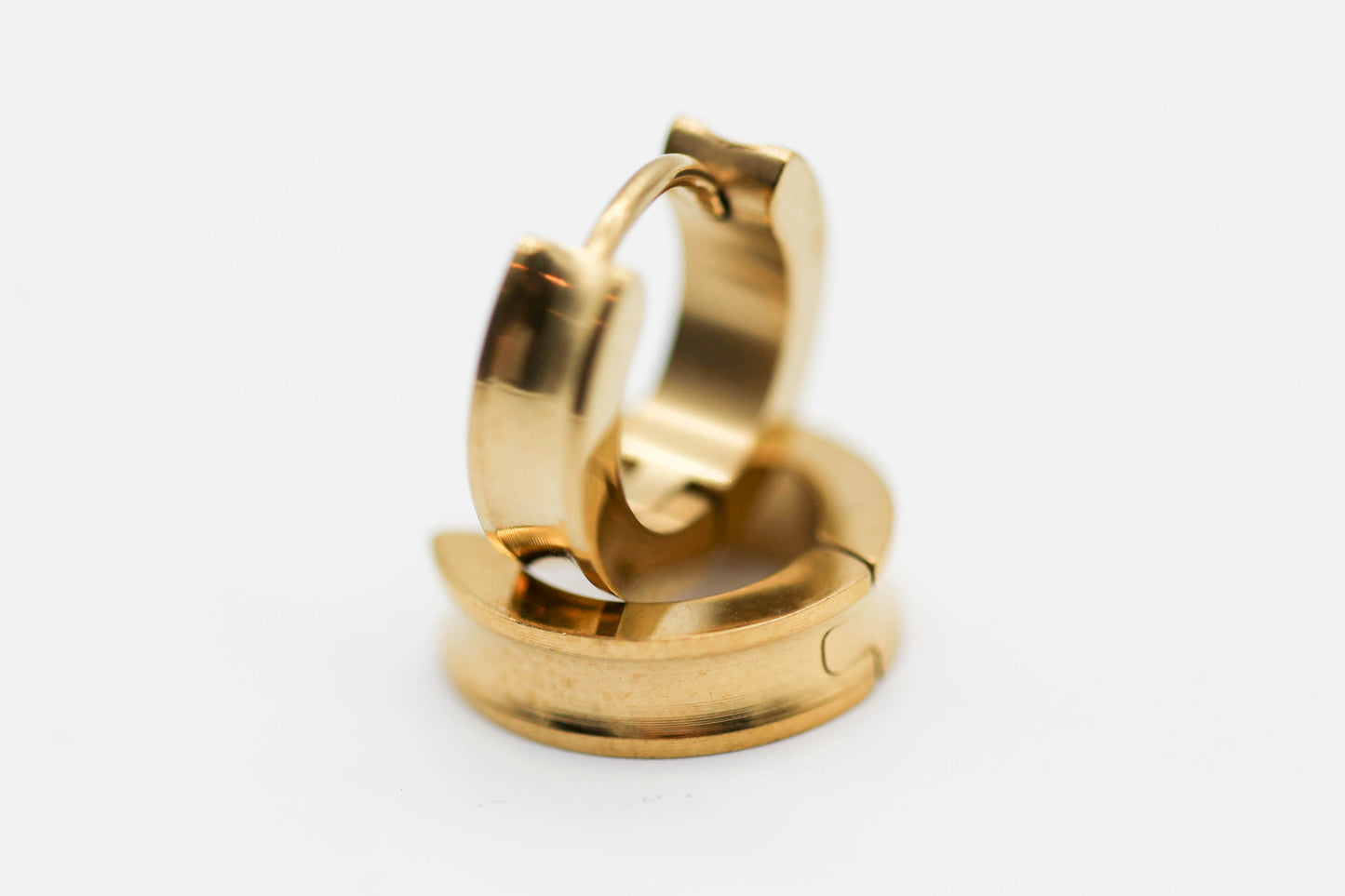 HUGGIE HUECO AL CENTRO 12MM/ 4MM DE GROSOR, TONO DORADO