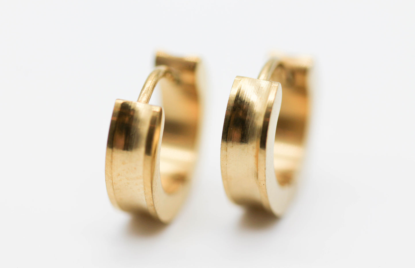 HUGGIE HUECO AL CENTRO 12MM/ 4MM DE GROSOR, TONO DORADO