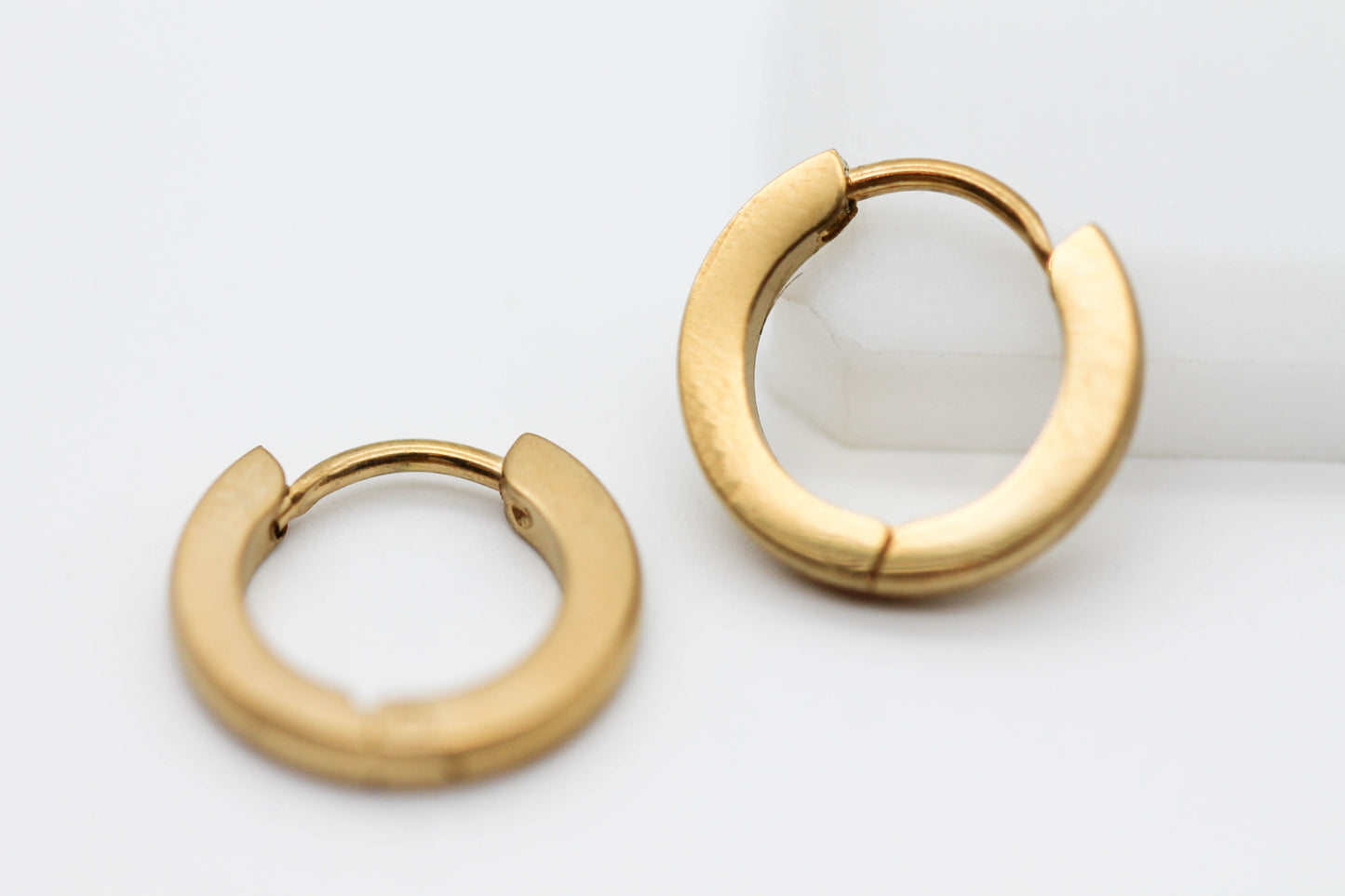 HUGGIES LISO PLANO 13X3MM; TONO DORADO