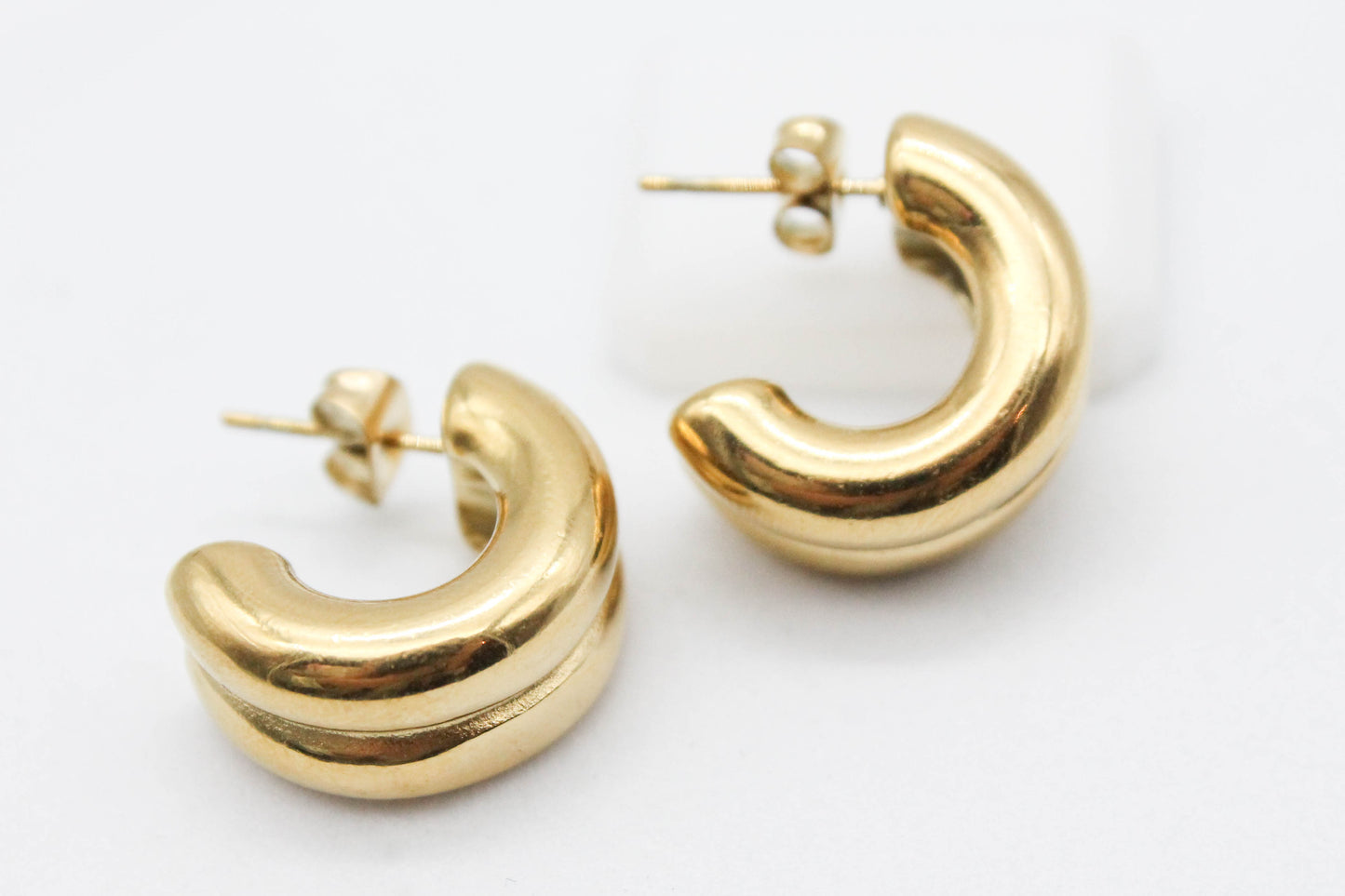 MEDIA ARRACADA DOBLE TUBULAR 20MM; 10MM DE GROSOR SOLIDA; TONO DORADO