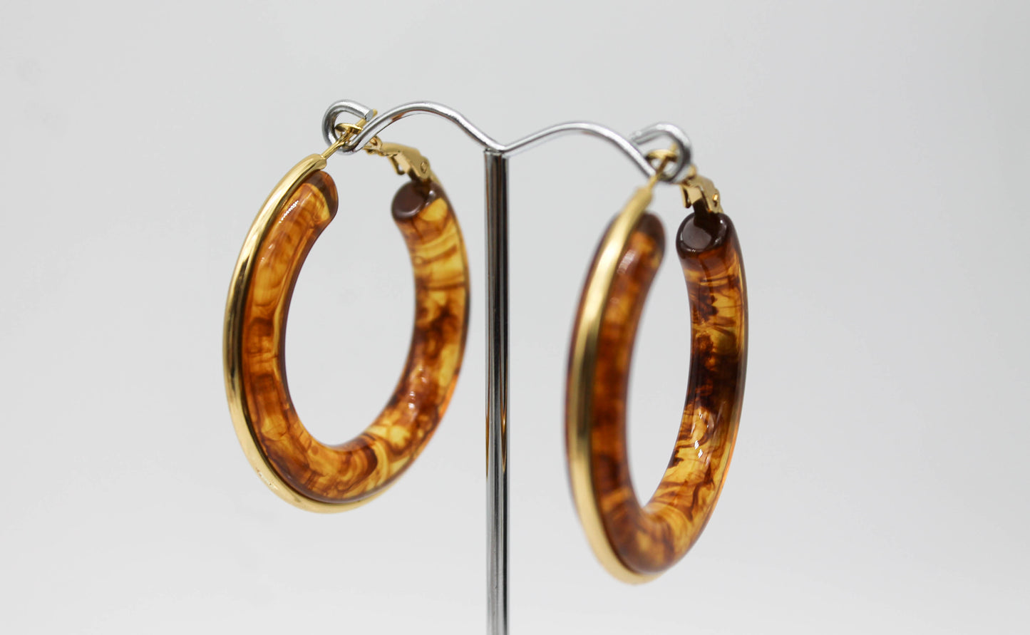 ARRACADA ACRILICO TIPO CAREY,42MM TONO DORADO
