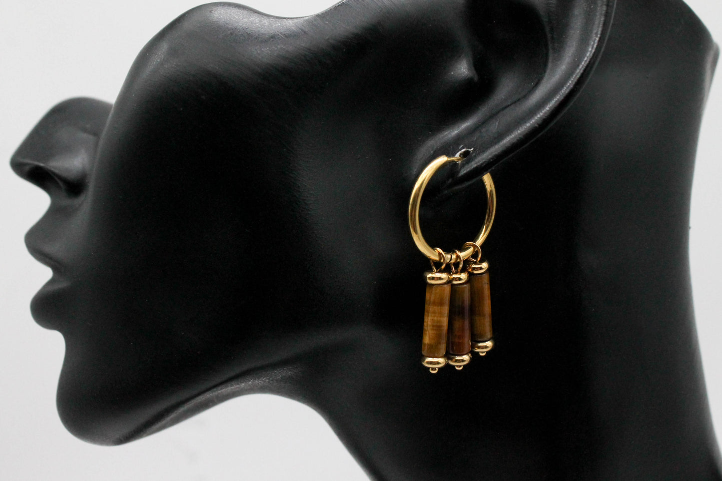 HUGGIE TUBULAR 20MM 3 CILINDRO OJO DE TIGRE COLGANDO 1.5CM; TONO DORADO