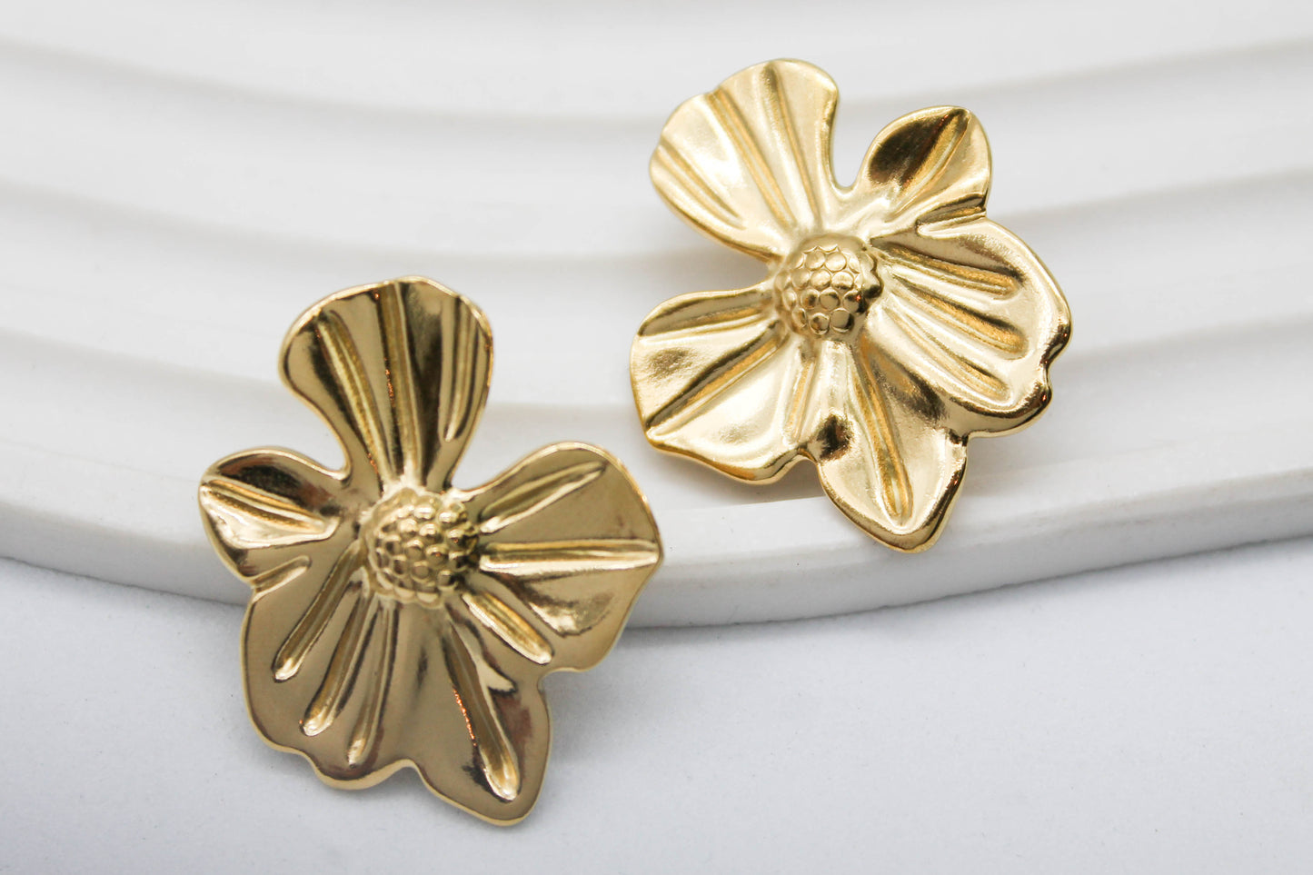 ARETES FLOR MAXI 5 PETALOS 32x26MM; TONO DORADO