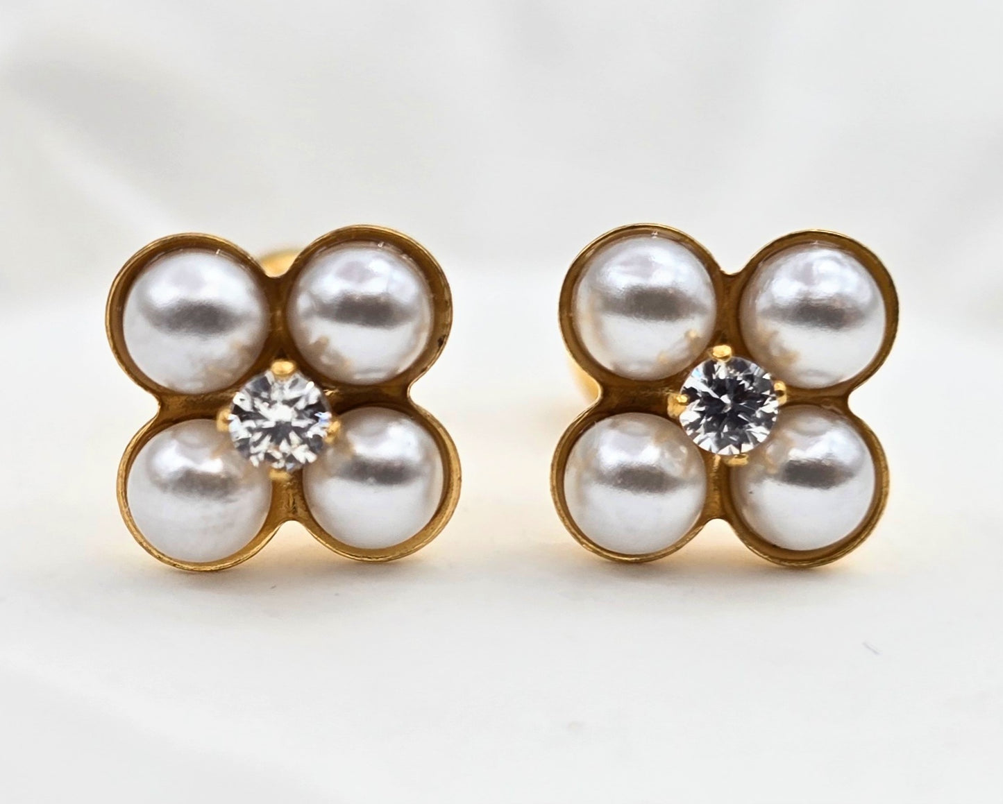 BROQUEL CUATRO PERLAS CIRCONIA AL CENTRO 5X5MM CON TOPE DE ROSCA; TONO DORADO