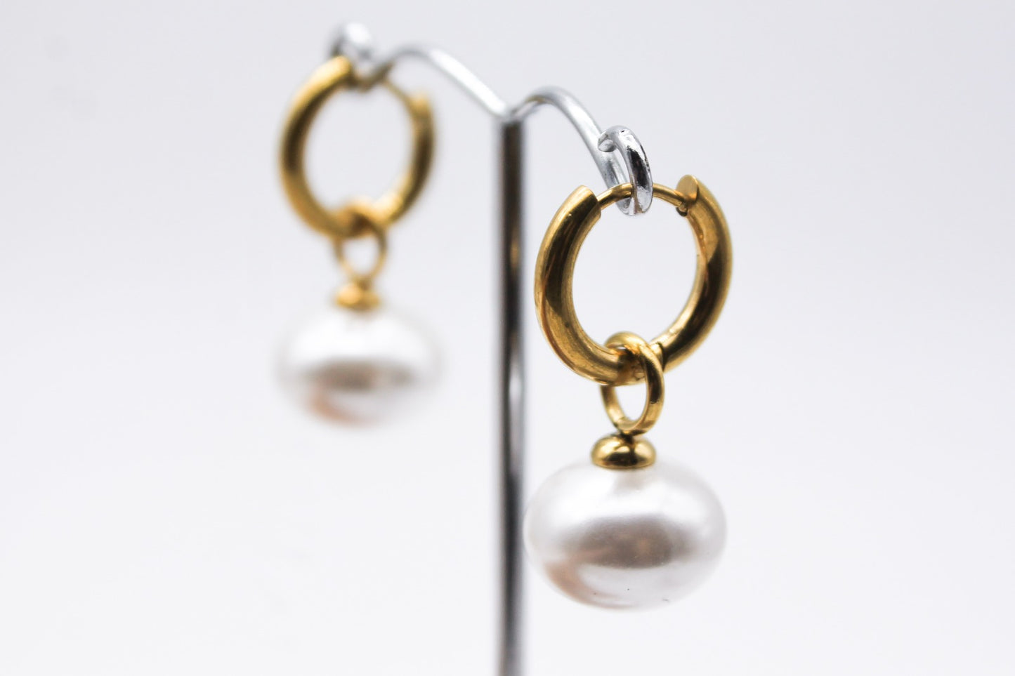 HUGGIES DELGADO TUBULAR 15MM PERLA SINTETICA 10X14MM; TONO DORADO