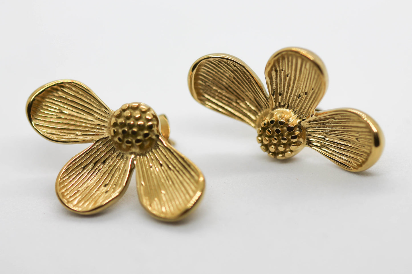 ARETES MEDIA FLOR 20MM X 32MM; TONO DORADO