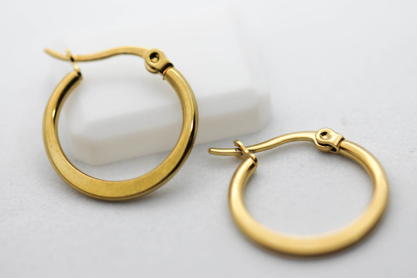 ARRACADAS BASICAS PLANAS 20MM; TONO DORADO