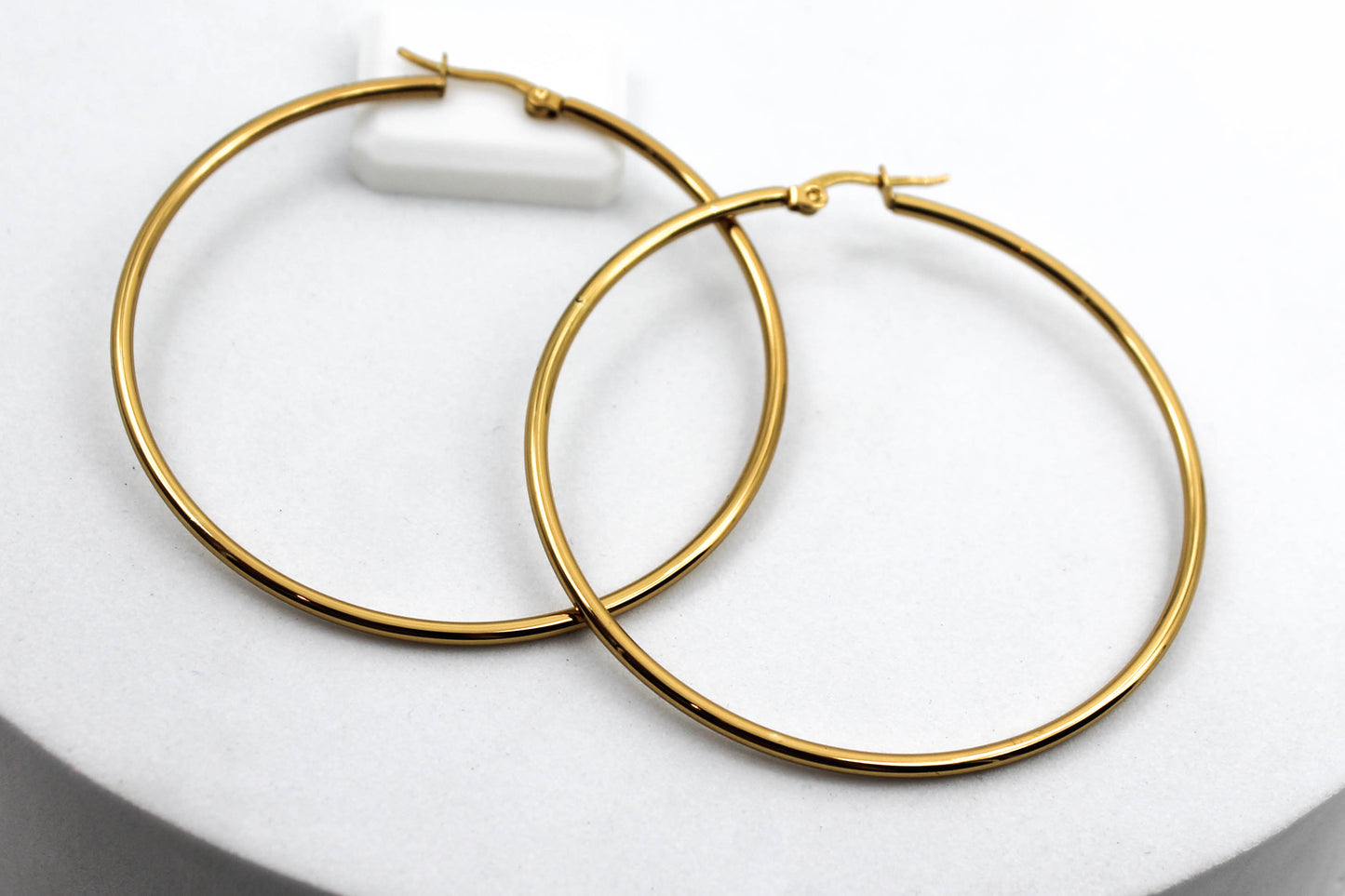 ARRACADAS BASICAS TUBULAR 60MM; TONO DORADO