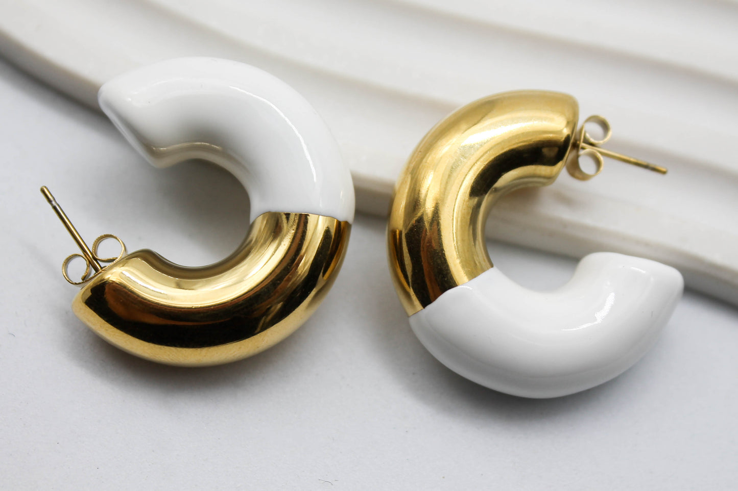 *MEDIA ARRACADA CHUNCKY MITAD ESMALTE BLANCO; TONO DORADO*