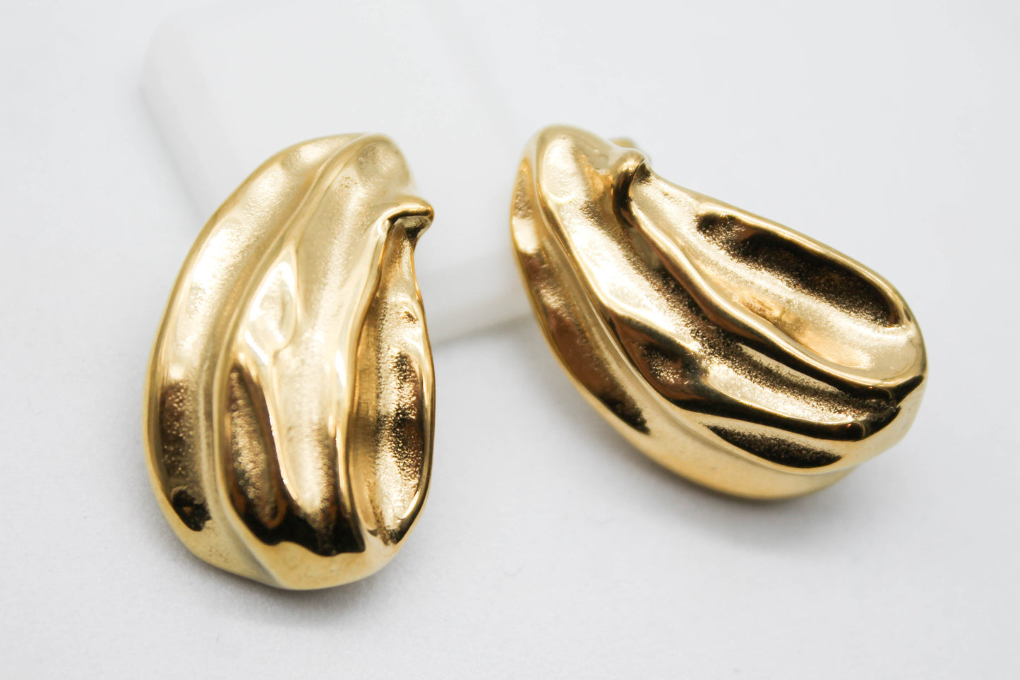 ARETES GOTA LARGA BV CORRUGADA 30MM; TONO DORADO
