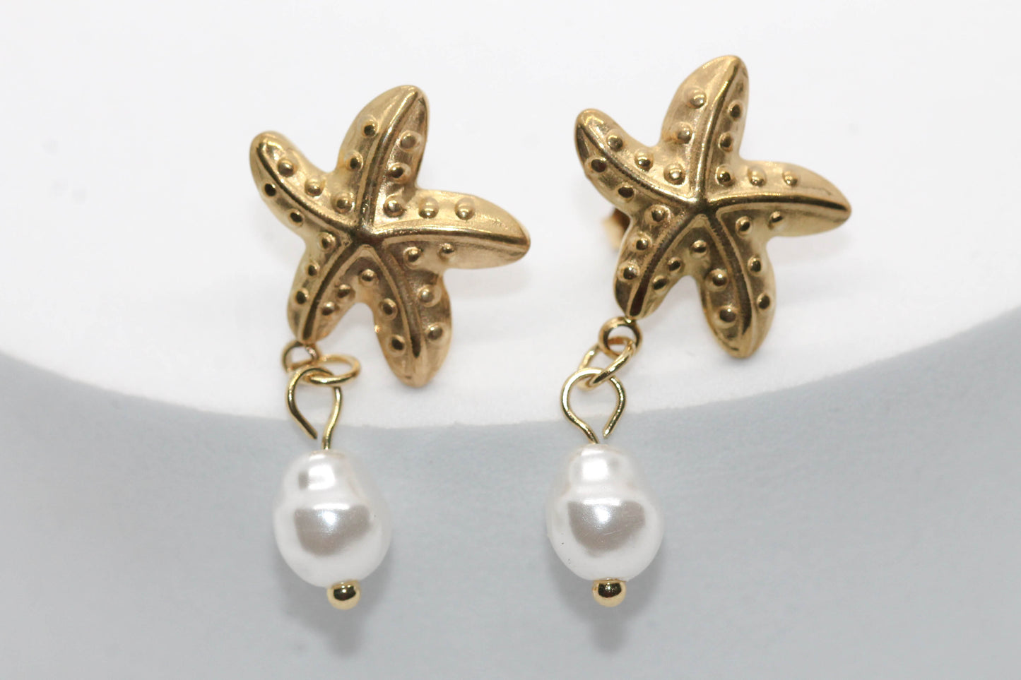 ARETES ESTRELLA DE MAR 14MM PERLA SINTETICA 10MM; TONO DORADO