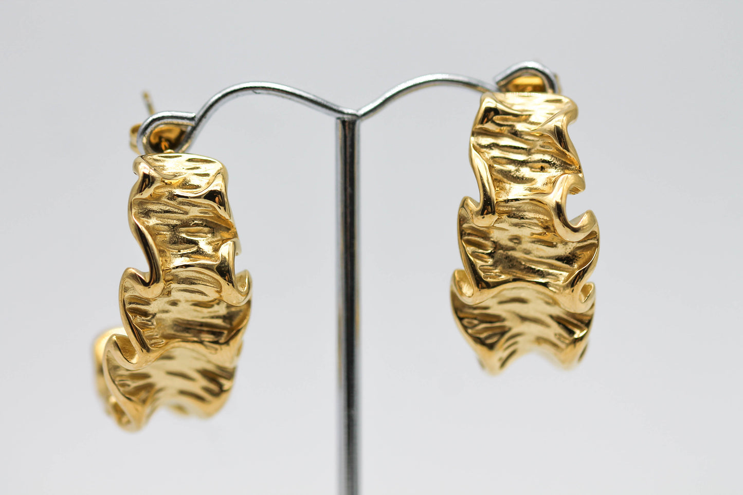 ARETES PLIZADOS 32X15MM; TONO DORADO
