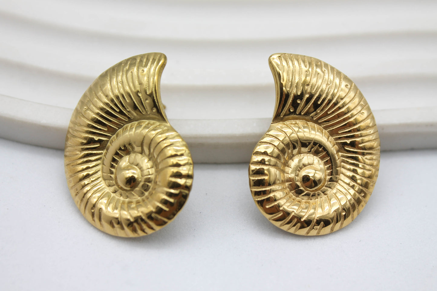 ARETES FOSIL CARACOL 30MM; TONO DORADO