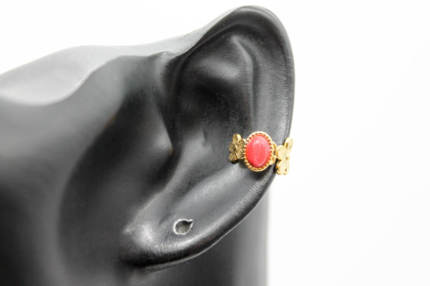 *EAR CUFF/ PIERNCIG FALSO/ CONCIENCIA FLOR PIEDRA NATURAL ALARGADA ROJA 8MM DE ANCHO , TONO DORADO*