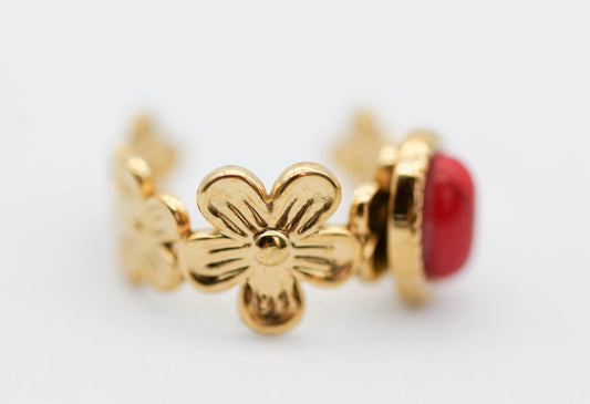 *EAR CUFF/ PIERNCIG FALSO/ CONCIENCIA FLOR PIEDRA NATURAL ALARGADA ROJA  8MM DE ANCHO , TONO DORADO*